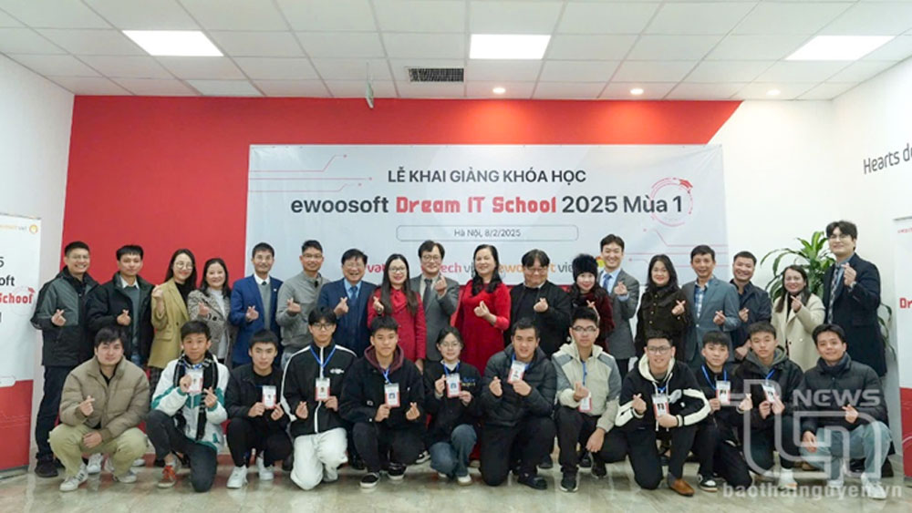 Các đại biểu, học sinh tham gia khai giảng khóa học tại Văn phòng Vatech Network Việt Nam (Hà Nội).