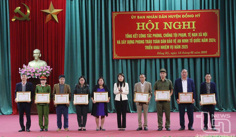 Lãnh đạo huyện Đồng Hỷ trao Giấy khen cho đại diện các tập thể có thành tích xuất sắc.