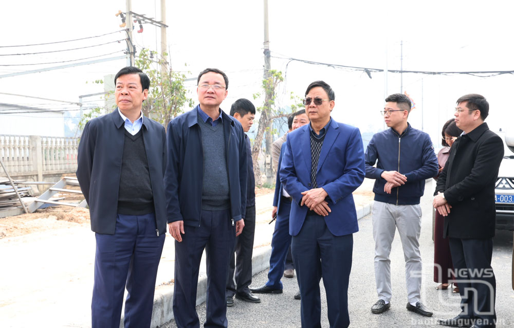 Đồng chí Phó Chủ tịch Thường trực UBND tỉnh Đặng Xuân Trường cùng Đoàn công tác kiểm tra tiến độ thi công đường nối ĐT.261 và ĐT.266. 
