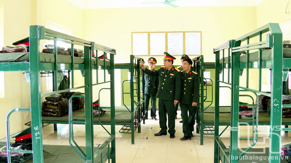 Đại tá Trần Ngọc Tiến, Ủy viên Ban Thường vụ Tỉnh ủy, Phó Chủ tịch Thường trực Hội đồng Nghĩa vụ quân sự tỉnh, Chỉ huy trưởng Bộ CHQS tỉnh kiểm tra việc chuẩn bị nơi ăn ở, sinh hoạt của tân binh tại Trung đoàn 832.