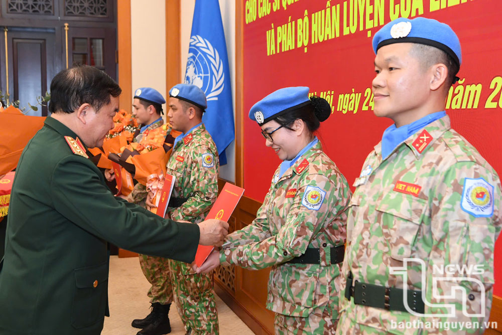 Trao Quyết định của Chủ tịch nước cho các sĩ quan đi làm nhiệm vụ gìn giữ hòa bình Liên hợp quốc
