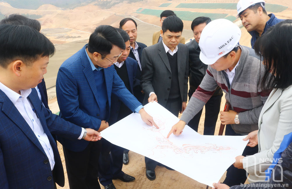 Đồng chí Phó Chủ tịch UBND tỉnh Nguyễn Thanh Bình kiểm tra thực địa triển khai Dự án xây dựng sân golf Glory tại xã Thành Công (TP. Phổ Yên).