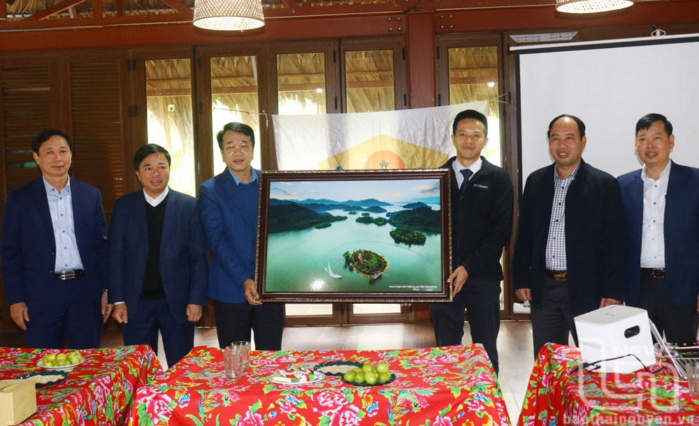 Đồng chí Phó Chủ tịch UBND tỉnh Nguyễn Thanh Bình trao bức ảnh phong cảnh tặng điểm đến du lịch làng Háo Hức Thái Nguyên ở xã Phúc Tân (TP. Phổ Yên).