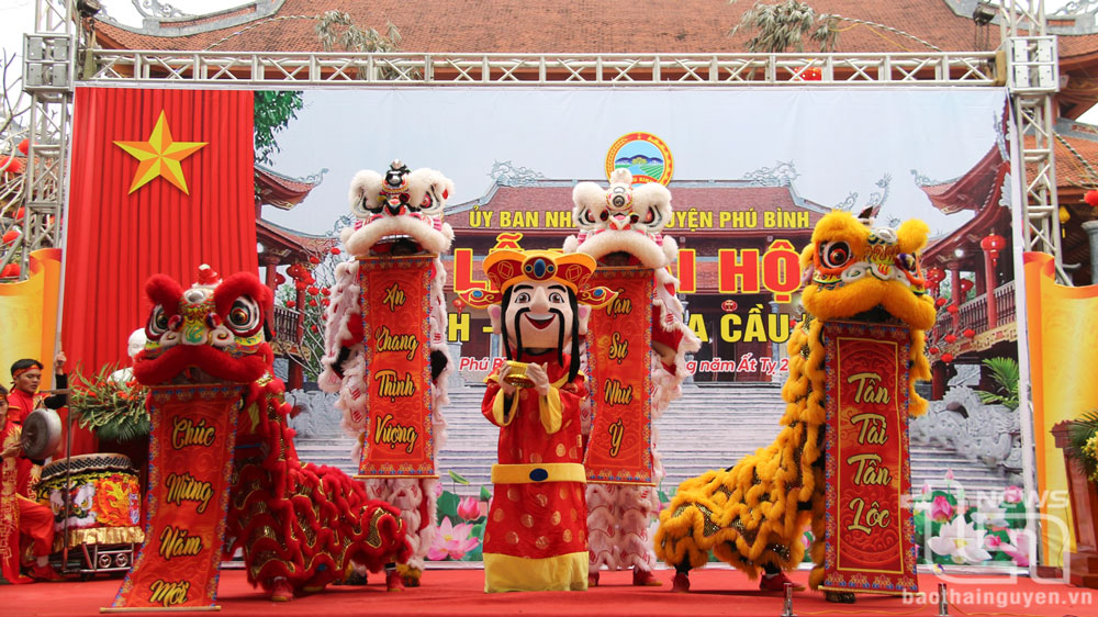 Nhiều tiết mục văn nghệ đặc sắc, giàu bản sắc văn hóa được trình diễn tại lễ khai hội.