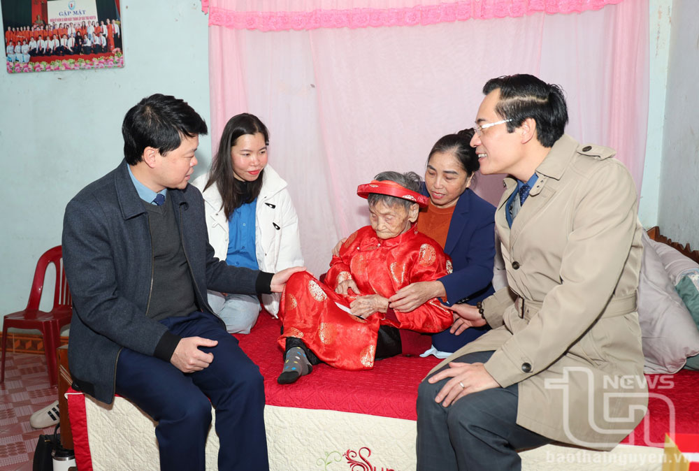 Đồng chí Nguyễn Ngọc Sơn, Bí thư Đảng ủy, Tổng Biên tập Báo Thái Nguyên và đồng chí Đào Ngọc Anh, Phó Tổng Biên tập Báo Thái Nguyên hỏi thăm sức khỏe Mẹ Ruẩn.
