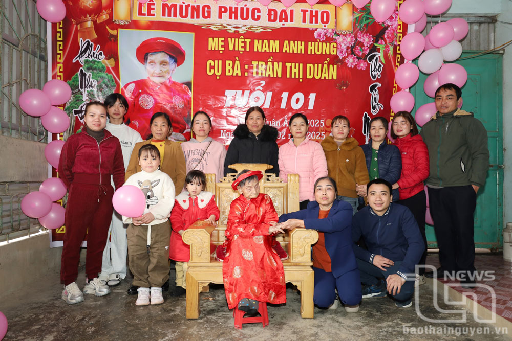 Các con cháu mừng thọ Mẹ Việt Nam Anh hùng Trần Thị Ruẩn.