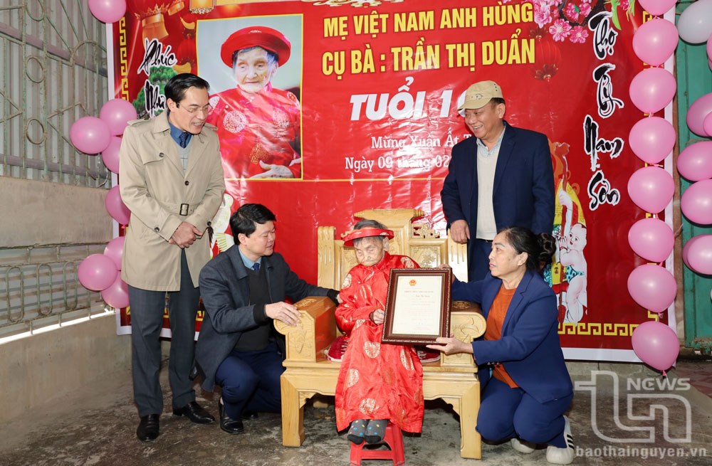 Lãnh đạo Báo Thái Nguyên mừng thọ Mẹ Ruẩn.