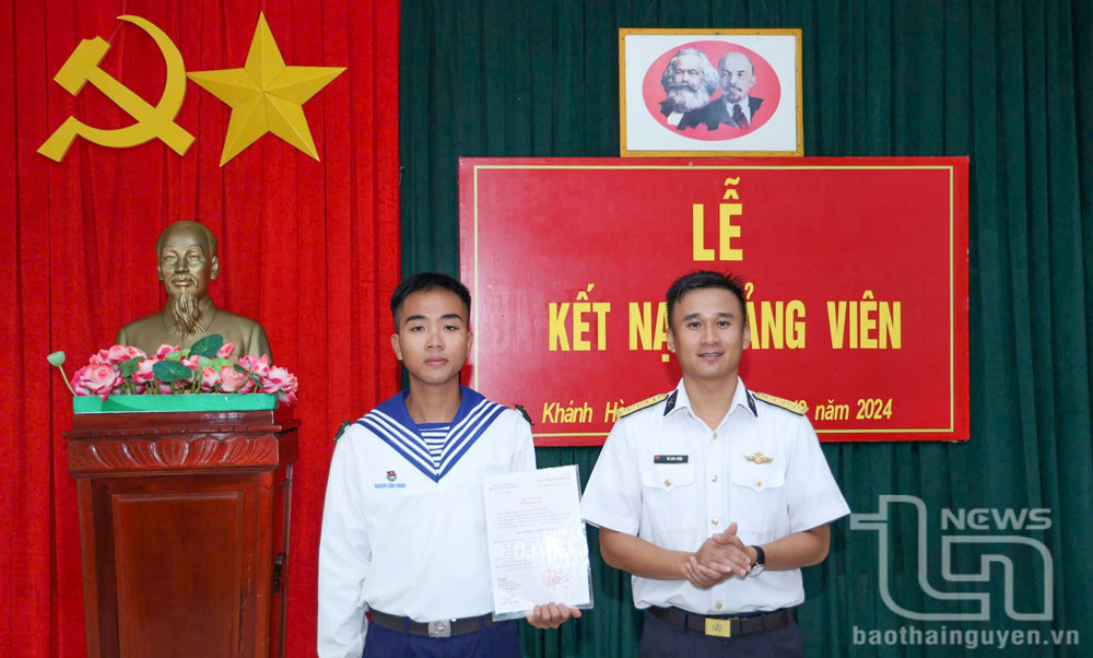 Niềm vinh dự, tự hào của chiến sĩ trẻ Nghiêm Công Phong khi nhận quyết định kết nạp đảng viên.