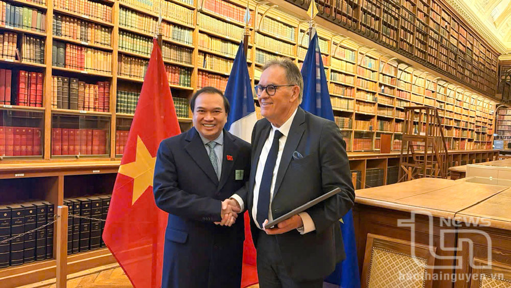 Phó Giáo sư, Tiến sĩ Nguyễn Công Hoàng gặp gỡ thượng nghị sĩ Pháp trong chuyến công tác tại Pháp cùng Đoàn công tác của Quốc hội (tháng 11-2024).