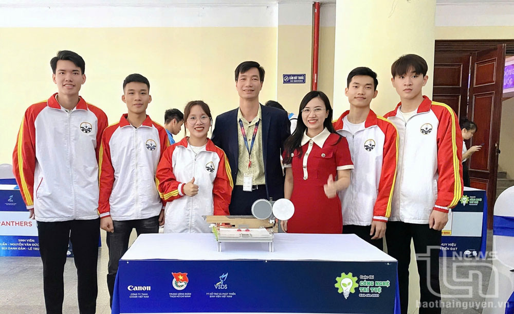 Nguyễn Thị Phượng (thứ 3 từ trái sang) tham gia cuộc thi Công nghệ trí tuệ sinh viên năm 2023.