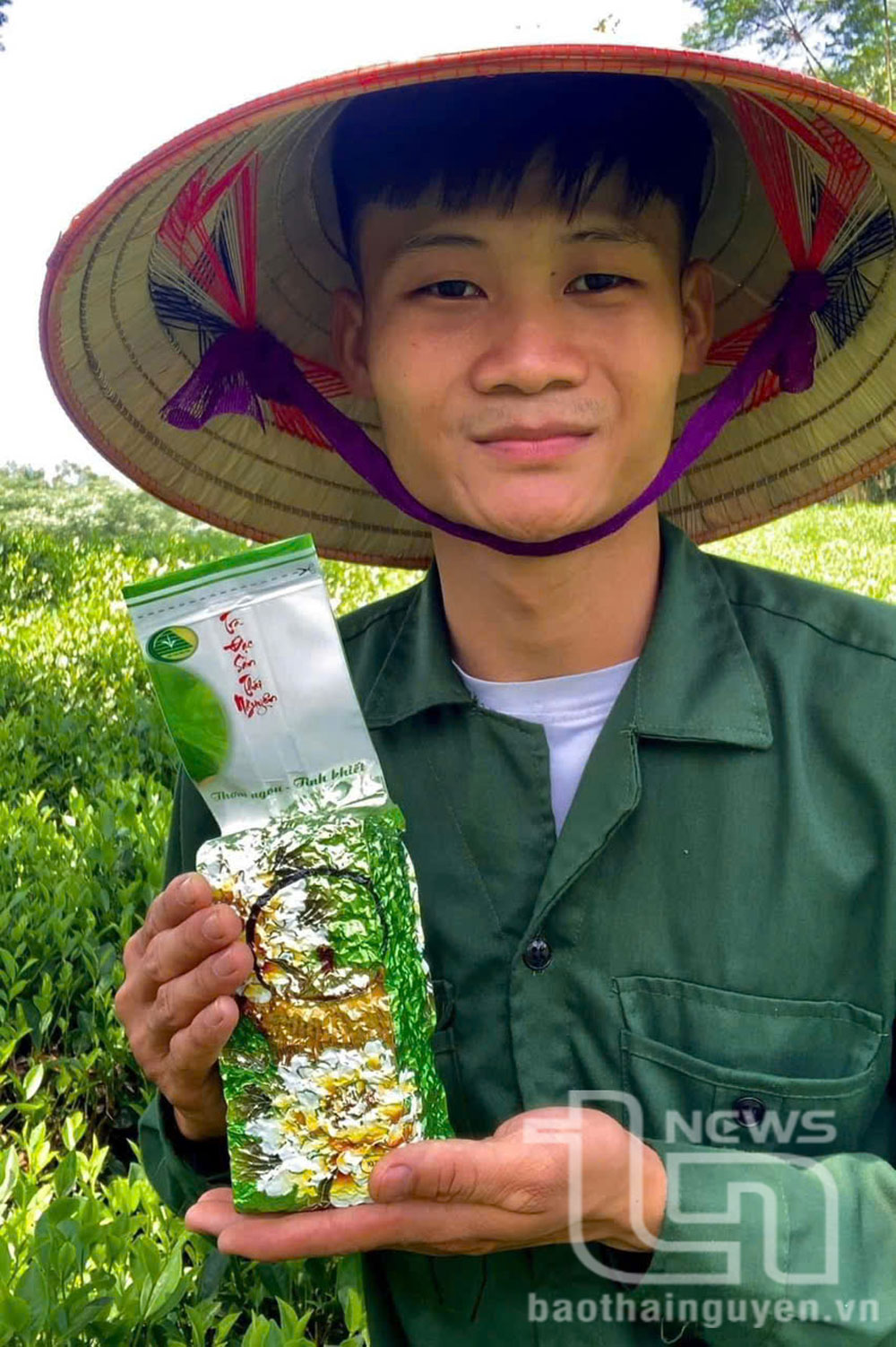 Nguyễn Văn Sơn quảng bá sản phẩm trà của quê hương.