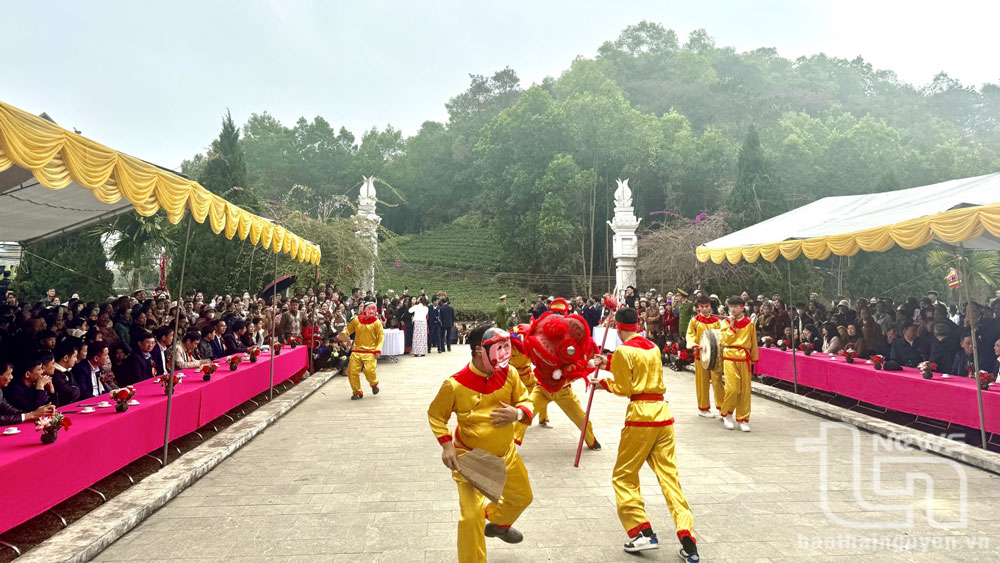 Màn múa lân tại lễ hội Núi Văn - Núi Võ.