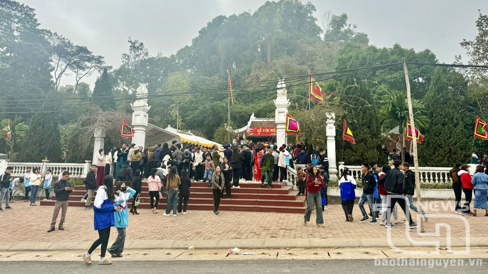 Rộn ràng trẩy hội đầu Xuân