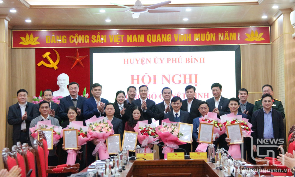 Ban Tổ chức Huyện ủy Phú Bình trao quyết định thành lập mới 7 chi bộ trực thuộc Huyện ủy.
