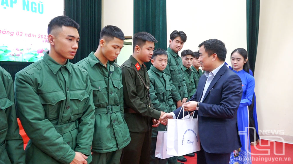 Lãnh đạo huyện Phú Lương trao quà tặng tân binh trước khi lên đường nhập ngũ.