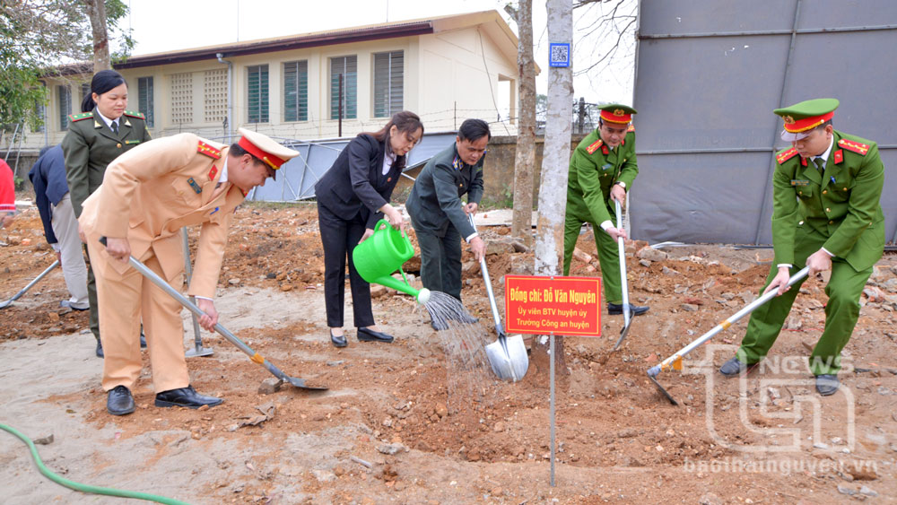 Các lực lượng tham gia trồng cây.
