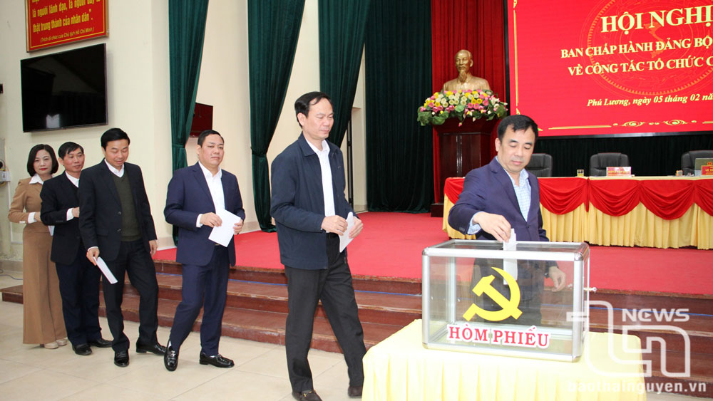 Các đại biểu bỏ phiếu cho ý kiến về tổ chức bộ máy và công tác cán bộ.