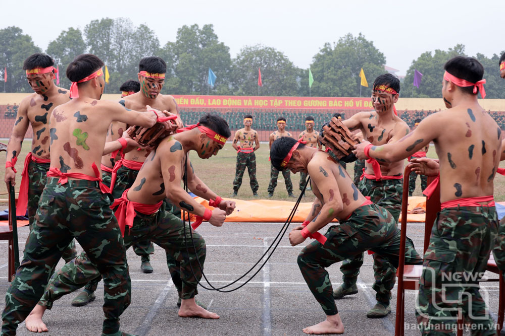 Cán bộ, chiến sĩ Đại đội chống khủng bố biểu diễn khí công.