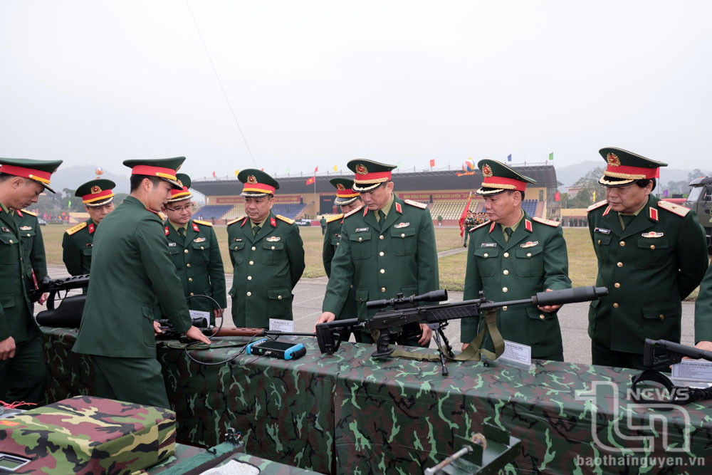Lãnh đạo Quân khu 1 tham quan khu vực trưng bày sáng kiến cải tiến mô hình học cụ phục vụ nhiệm vụ huấn luyện.