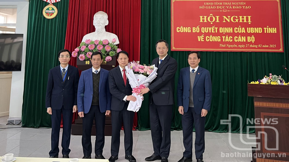 Lãnh đạo Sở Giáo dục và Đào tạo tặng hoa chúc mừng ông Nguyễn Văn Kiên.