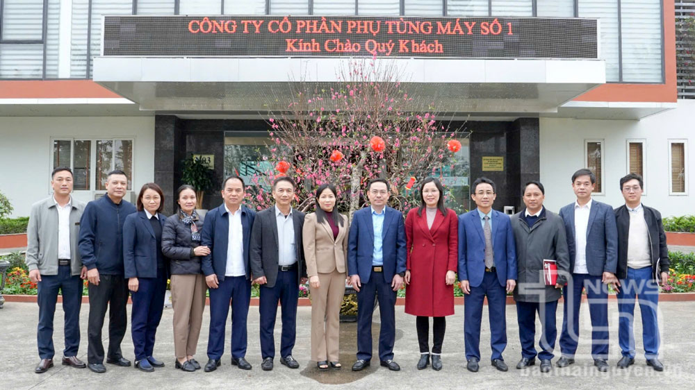   Lãnh đạo TP. Sông Công chụp ảnh lưu niệm cùng Ban lãnh đạo Công ty Cổ phần Phụ tùng máy số 1.
