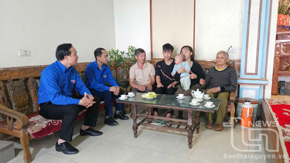 Thành Đoàn Thái Nguyên đến thăm hỏi, động viên tân binh Lý Bảo Đoan, xóm Thông Nhãn, xã Linh Sơn (có vợ con) trước ngày lên đường nhập ngũ.