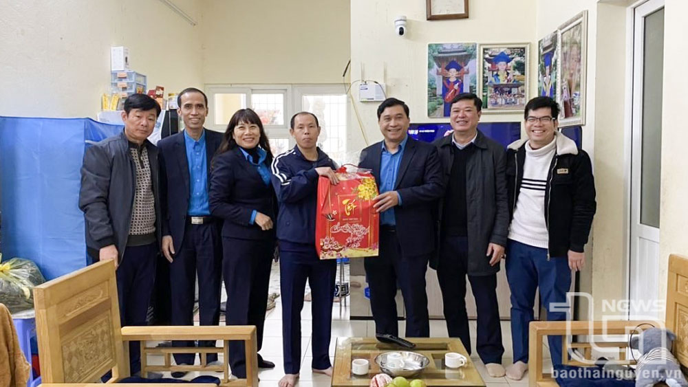 Lãnh đạo Tổng Công ty thăm, tặng quà người lao động dịp Tết Nguyên đán.