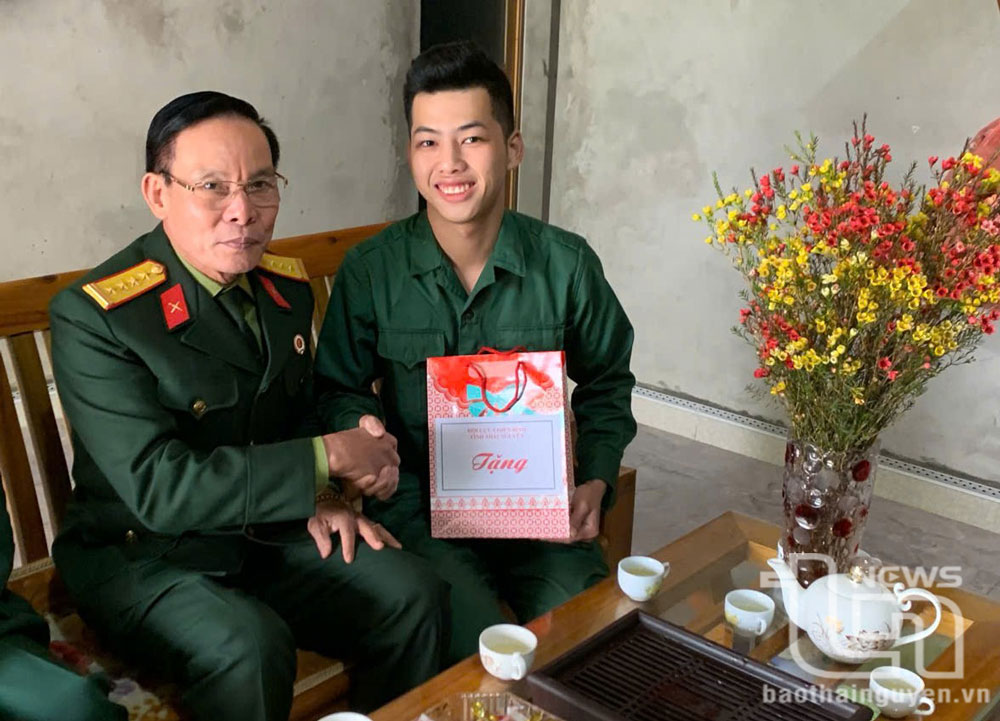 Lãnh đạo Hội Cựu chiến binh tỉnh tặng quà động viên tân binh Phùng Văn Lộc, dân tộc Nùng, ở xóm La Thông, xã Hóa Trung (Đồng Hỷ).