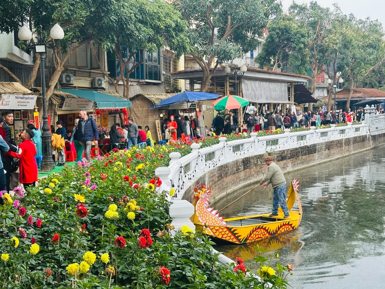 Hội chữ Xuân Ất Tỵ tại Văn Miếu - Quốc Tử Giám thu hút đông người dân và du khách đến trải nghiệm, xin chữ đầu năm. Ảnh: Hoàng Lân
