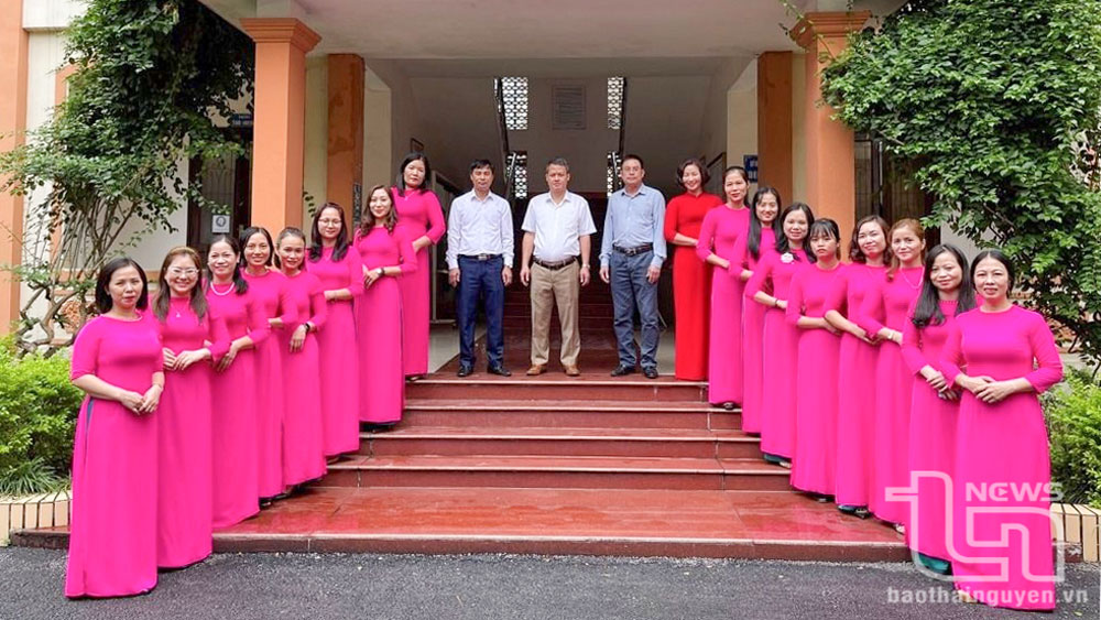 Ban Lãnh đạo Công ty than Núi Hồng động viên cán bộ nữ nhân Ngày Quốc tế Phụ nữ (8-3).