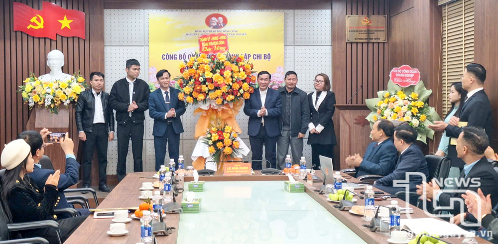 Lãnh đạo Thành ủy Sông Công tặng hoa chúc mừng Chi bộ Nhà máy Kim khí Wealth tại Lễ công bố quyết định thành lập Chi bộ (ngày 14/1/2025).