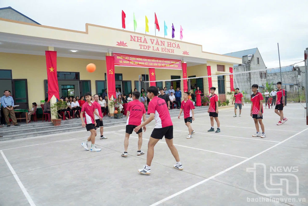 Các câu lạc bộ bóng chuyền hơi phường Bách Quang thi đấu chào mừng Ngày hội Đại đoàn kết toàn dân tộc.