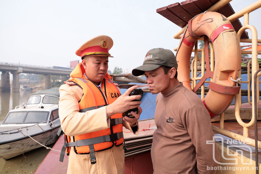 Trong dịp Tết Nguyên đán, trên địa bàn tỉnh không xảy ra vụ tai nạn giao thông đường sắt và đường thủy. Trong ảnh: Lực lượng Cảnh sát giao thông kiểm tra việc chấp hành Luật giao thông của các chủ tàu tại Cảng Đa Phúc (TP. Phổ Yên).