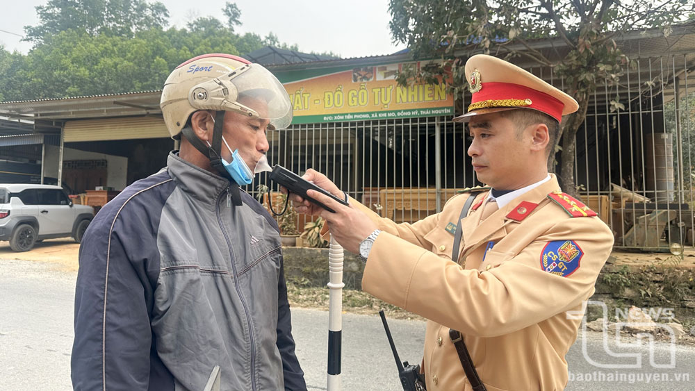 Một trường hợp vi phạm nồng độ cồn bị Tổ công tác của Đội Cảnh sát giao thông - Trật tự Công an huyện Đồng Hỷ phát hiện, xử lý.