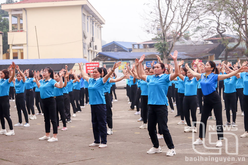 Nhiều hội viên phụ nữ huyện Phú Lương đã tham gia thể dục dưỡng sinh, rèn luyện sức khỏe.