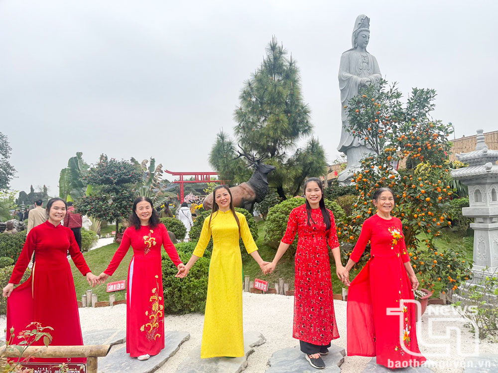 Chị em phụ nữ thị trấn Đu tích cực tham gia cuộc thi ảnh Duyên dáng áo dài do Hội Liên hiệp Phụ nữ tỉnh phát động.