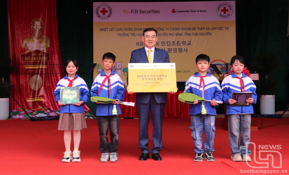 Công ty Chứng khoán KB Hàn Quốc trao hỗ trợ Trường Tiểu học Tân Kim