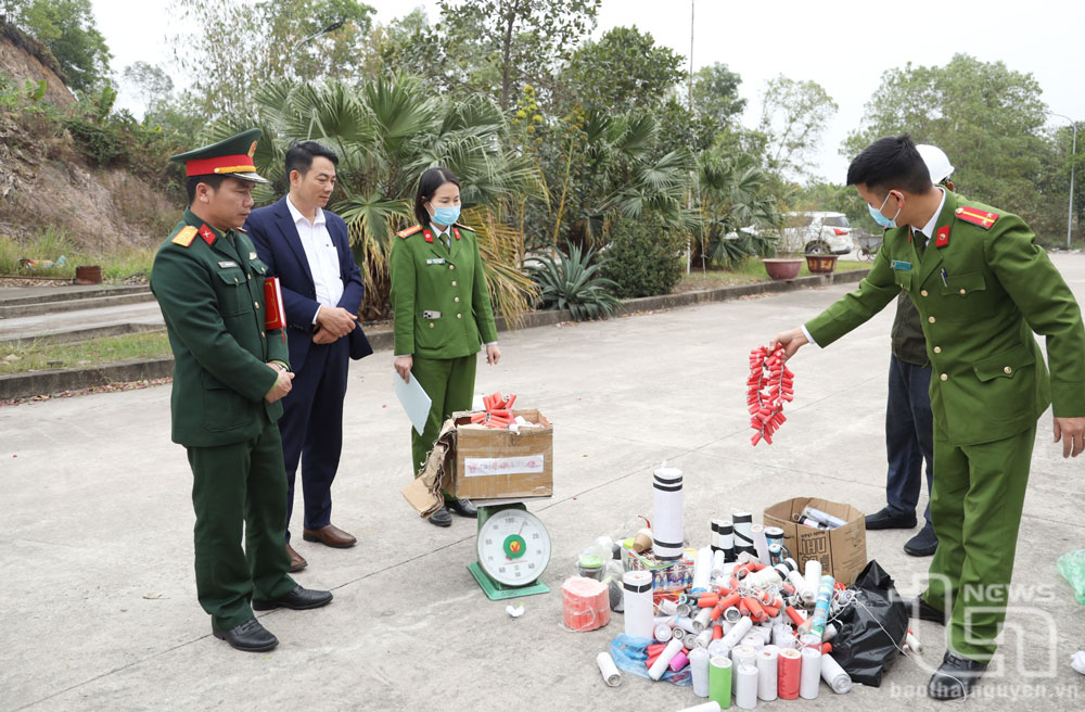 Thành viên Hội đồng tiêu hủy giám sát quá trình tiêu hủy.