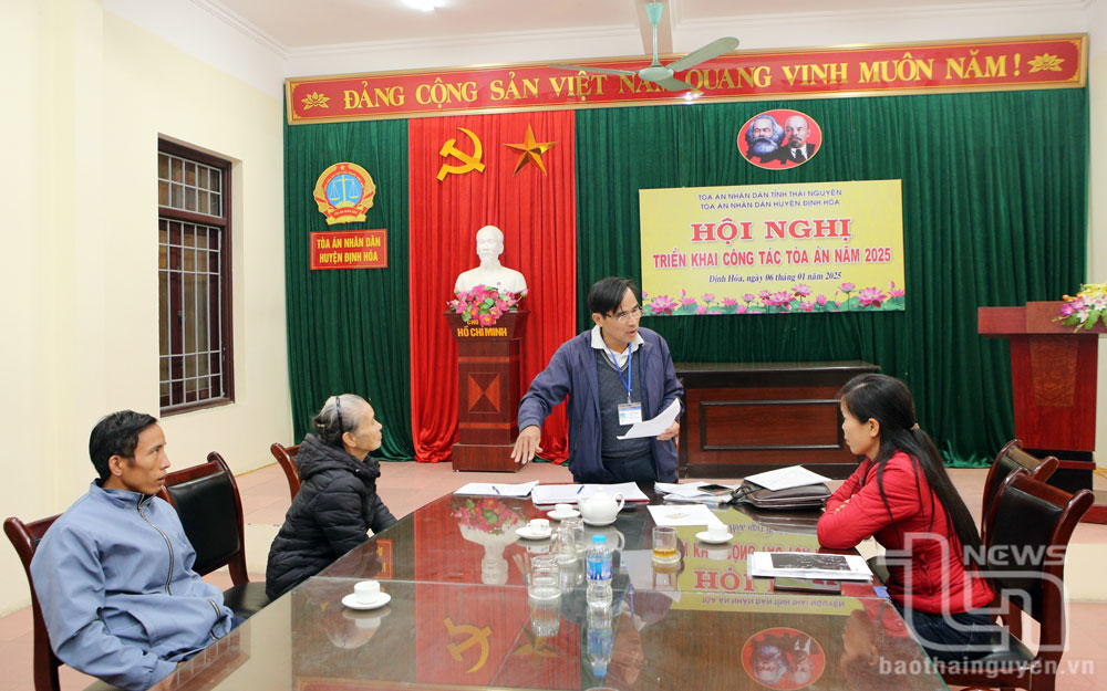 Đối với các vụ việc dân sự, TAND huyện chú trọng công tác hòa giải. Trong ảnh: Hòa giải viên tiến hành hòa giải tại tòa với sự có mặt của các đương sự.