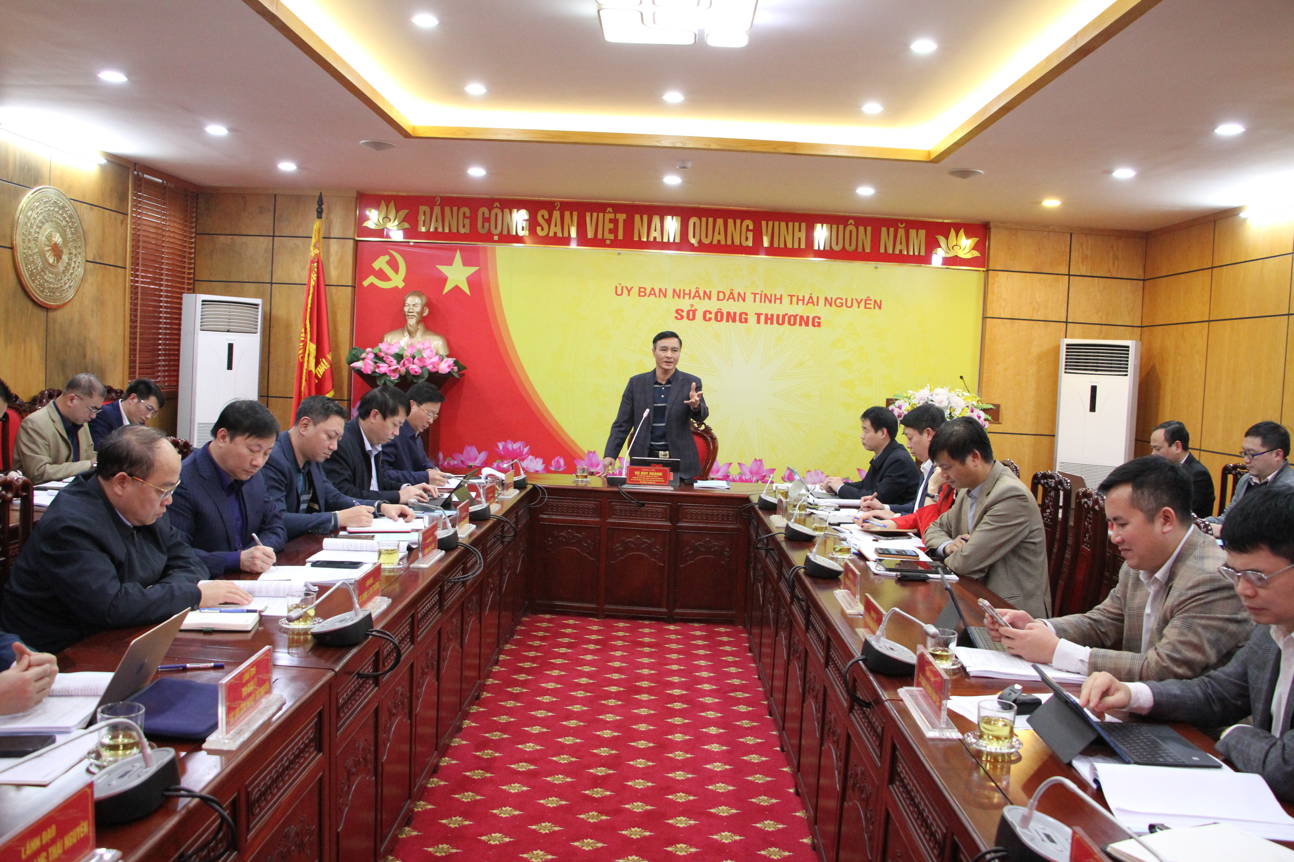 Đánh giá tình hình phát triển công nghiệp, tiểu thủ công nghiệp, thương mại