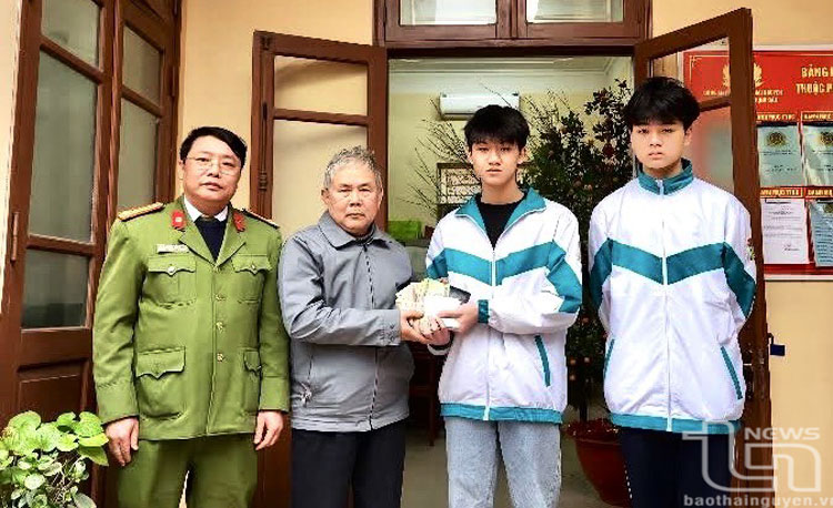 Hai học sinh nhặt được của rơi, trả người đánh mất