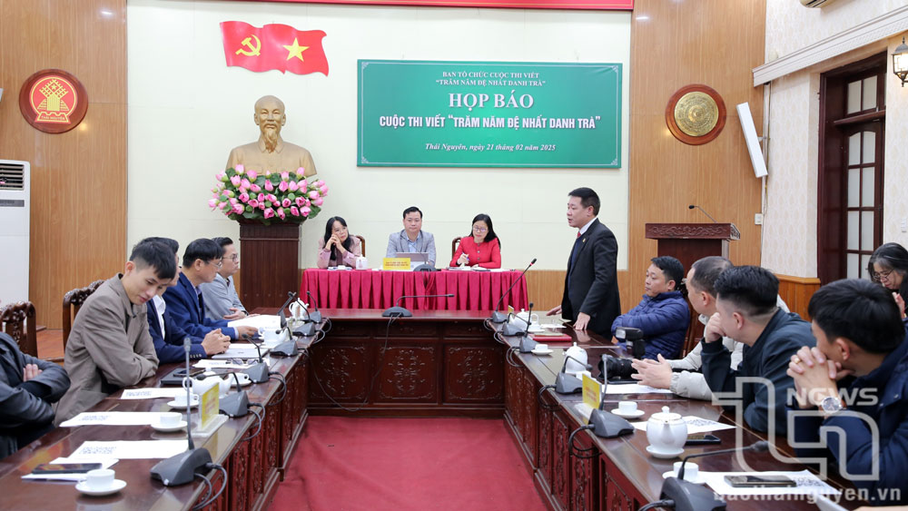 Đại biểu nêu ý kiến tại buổi họp báo.