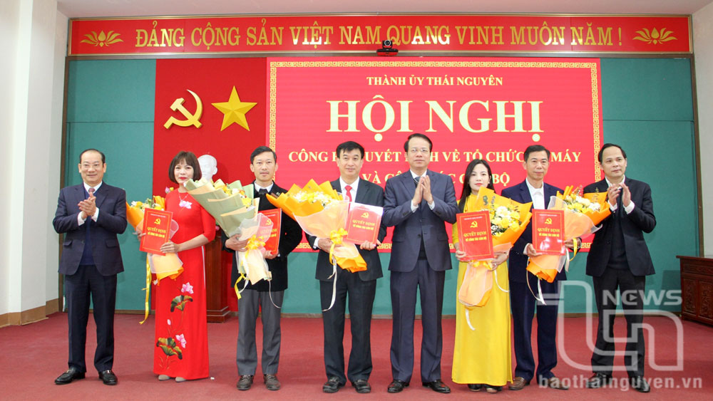 Các địa phương công bố quyết định về tổ chức bộ máy và công tác cán bộ