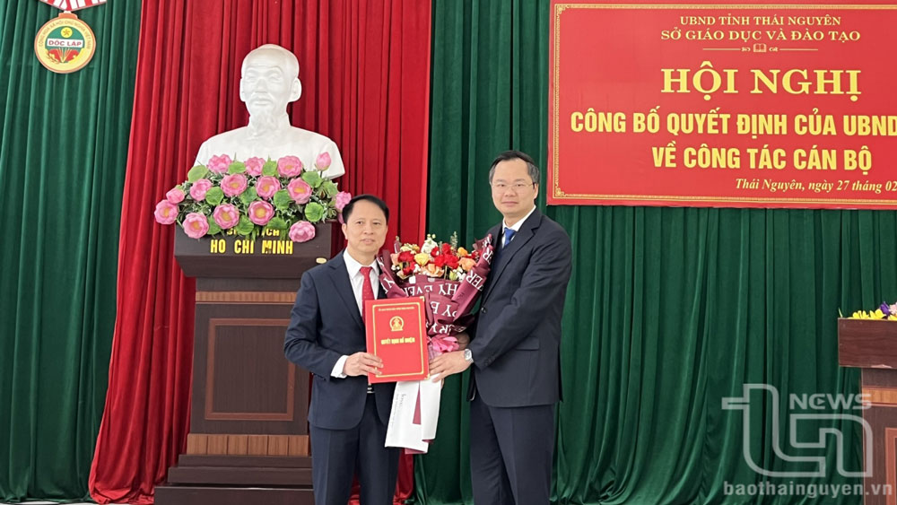 Lãnh đạo Sở Giáo dục và Đào tạo trao quyết định, chúc mừng ông Nguyễn Văn Kiên.