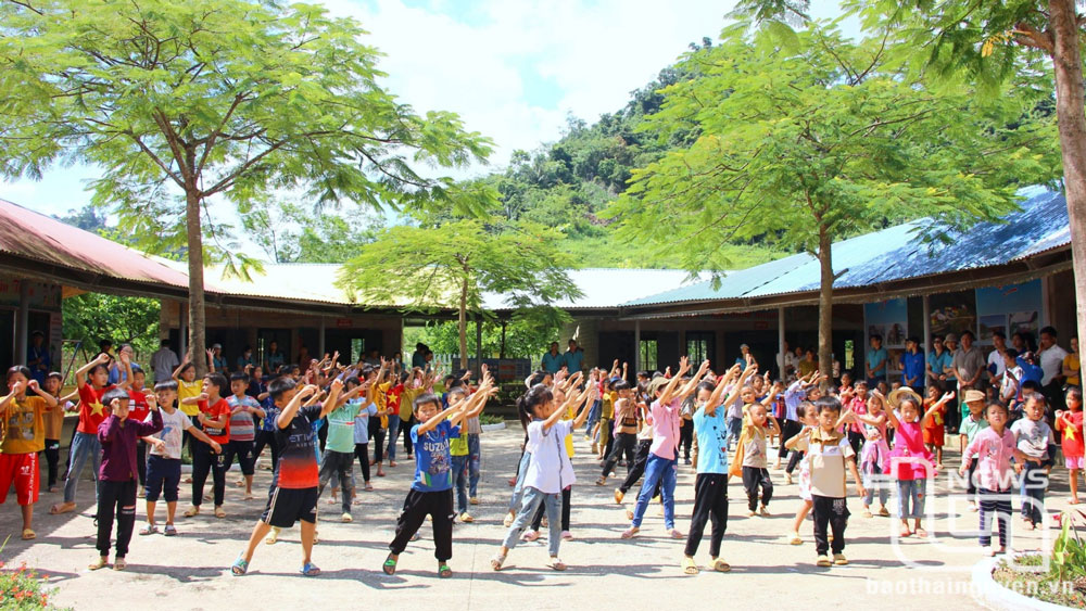 Niềm vui ngày đến trường của học sinh Trường Tiểu học Lũng Luông, xã Thượng Nung (Võ Nhai).