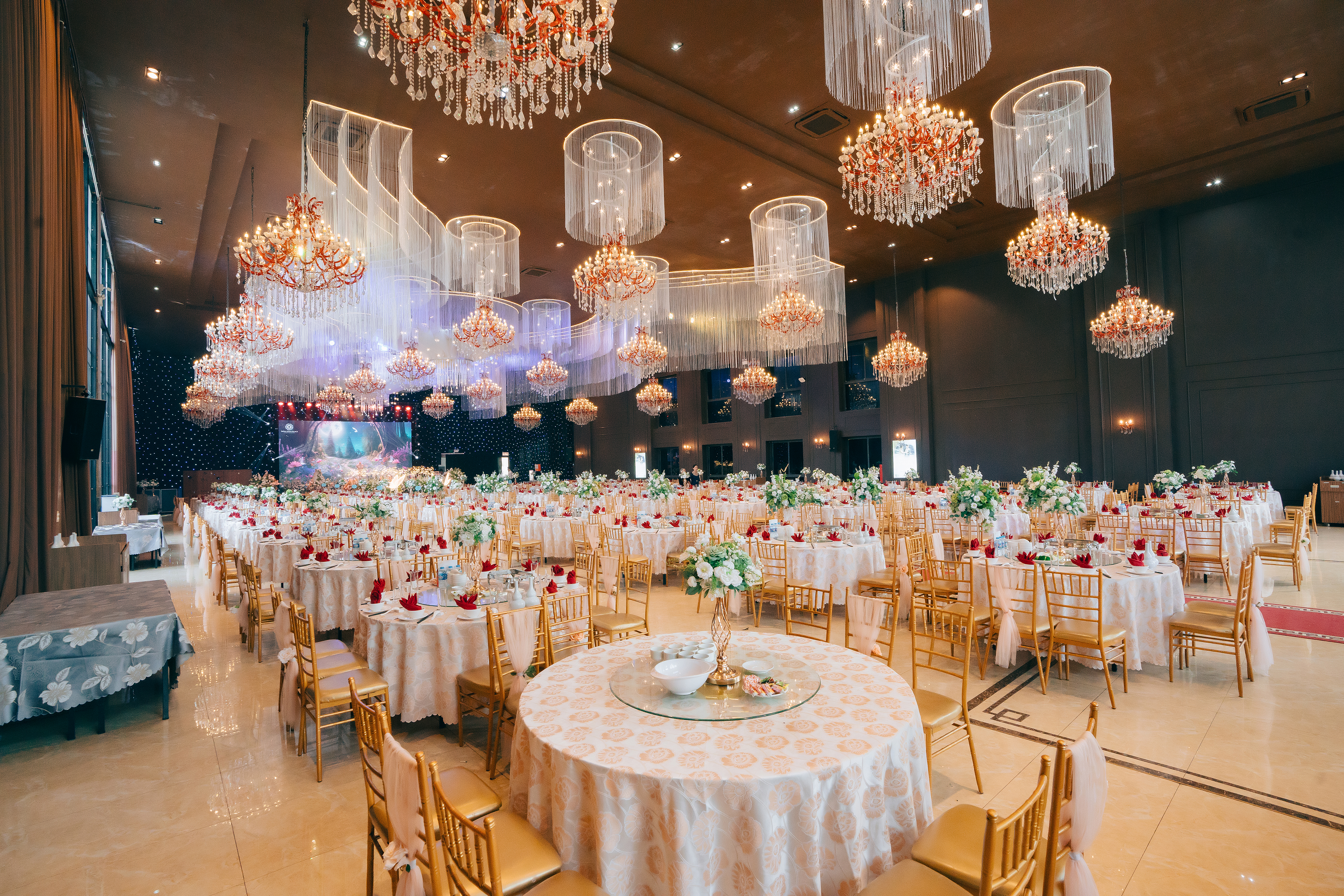 Nhận ưu đãi tiệc cưới cực hấp dẫn từ Trống Đồng Palace Thái Nguyên