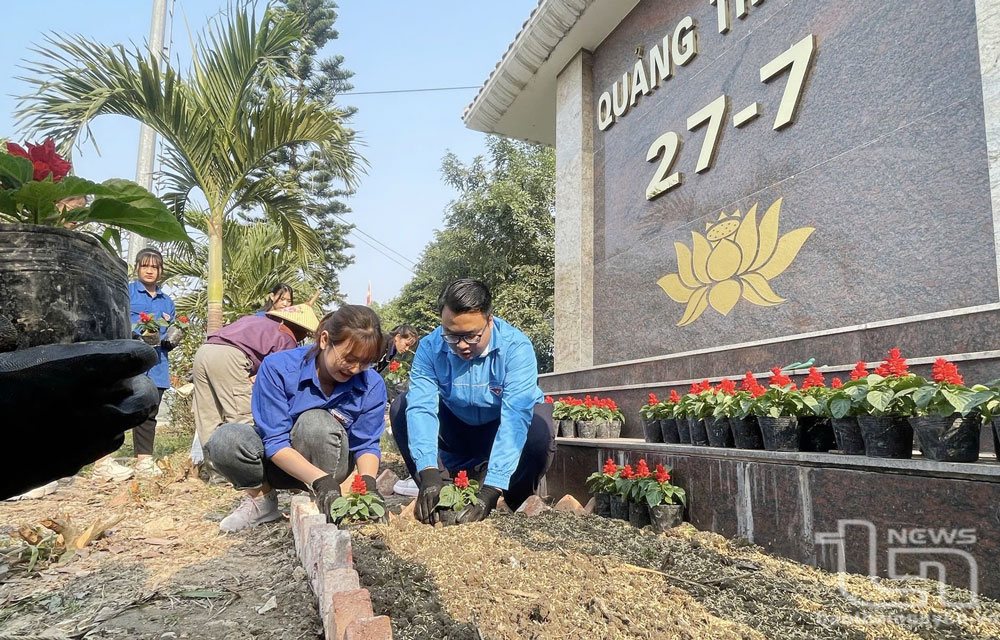 Đoàn viên thanh niên huyện Đại Từ trồng hoa tại khuôn viên Quảng trường 27-7.