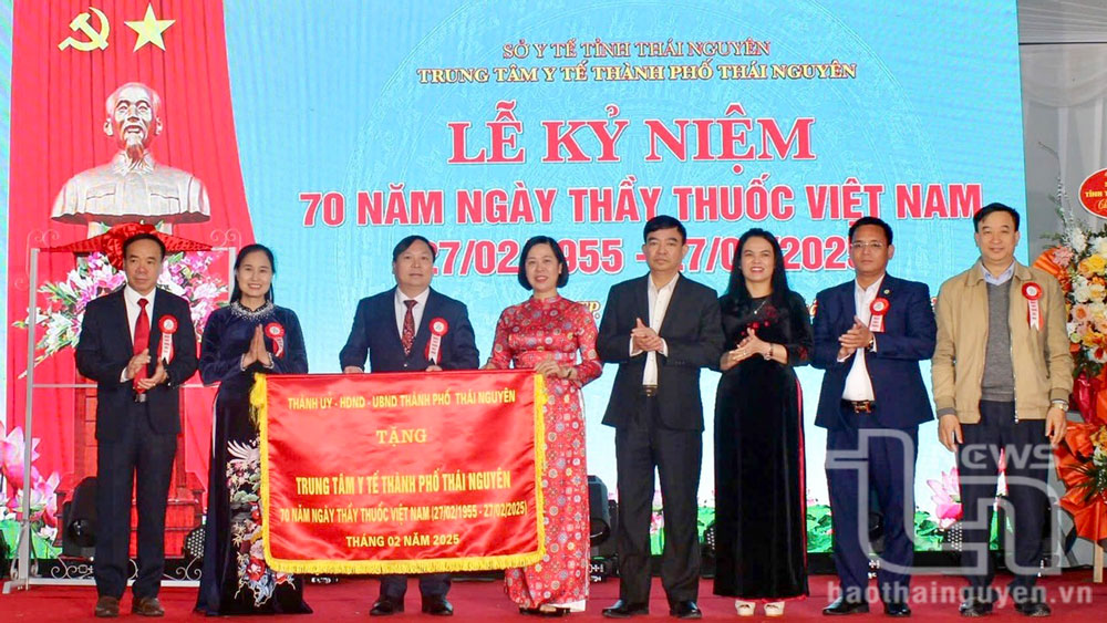 Đại diện lãnh đạo TP. Thái Nguyên trao tặng Cờ Truyền thống kỷ niệm 70 năm ngày Thầy thuốc Việt Nam của Thành ủy, HĐND, UBND TP. Thái Nguyên.
