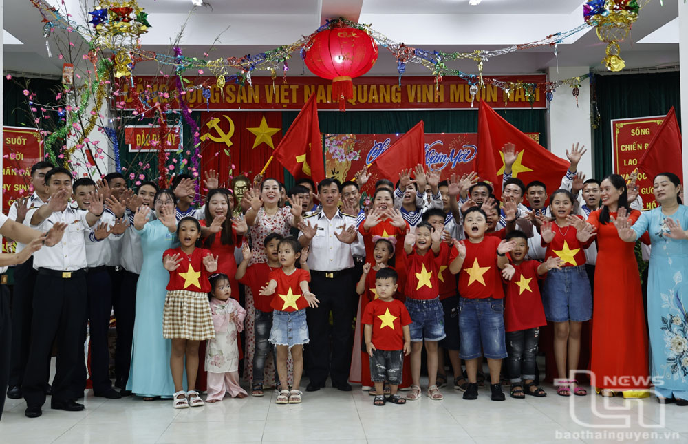 Người dân và cán bộ, chiến sĩ ở quần đảo Trường Sa hạnh phúc đếm ngược thời gian đón chờ khoảnh khắc năm mới Ất Tỵ 2025.