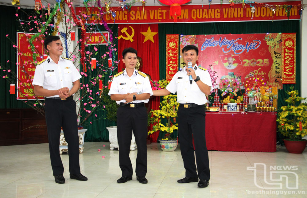 Hoạt động hái hoa dân chủ, trả lời câu đố vui có thưởng trong chương trình văn nghệ đêm Giao thừa được nhiều cán bộ, chiến sĩ hào hứng tham gia.